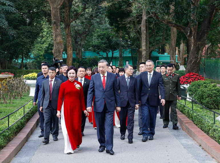 Party chief pays incense tribute to the Kings and President Ho Chi Minh