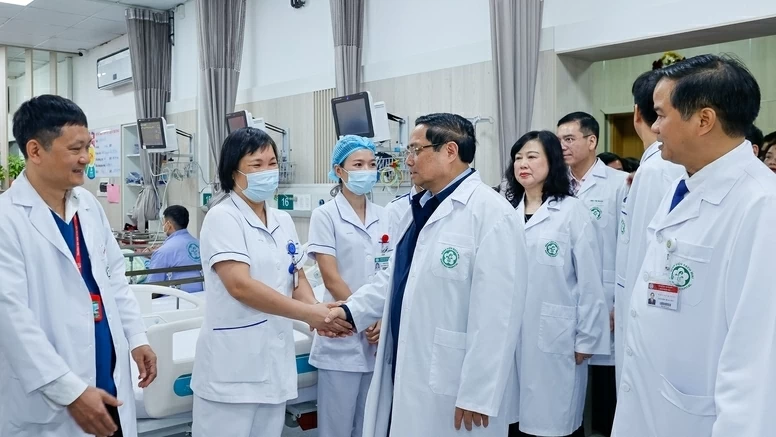 PM conveys Tet greetings to medical staff and patients