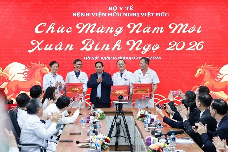 Thủ tướng Phạm Minh Chính tặng quà cho các cán bộ, bác sĩ, nhân viên y tế Bệnh viện Hữu nghị Việt Đức- Ảnh: VGP/Nhật Bắc