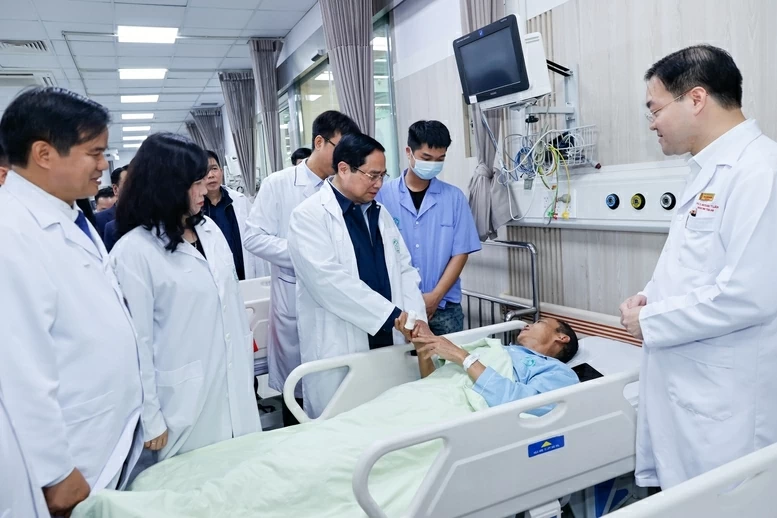 Thủ tướng Phạm Minh Chính thăm hỏi bệnh nhân đang điều trị tại Bệnh viện Bạch Mai - Ảnh: VGP/Nhật Bắc Thủ tướng Phạm Minh Chính thăm hỏi bệnh nhân đang điều trị tại Bệnh viện Bạch Mai - Ảnh: VGP/Nhật Bắc