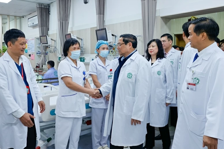 Thủ tướng Phạm Minh Chính thăm, chúc Tết các y sĩ, bác sĩ Bệnh viện Bạch Mai - Ảnh: VGP/Nhật Bắc