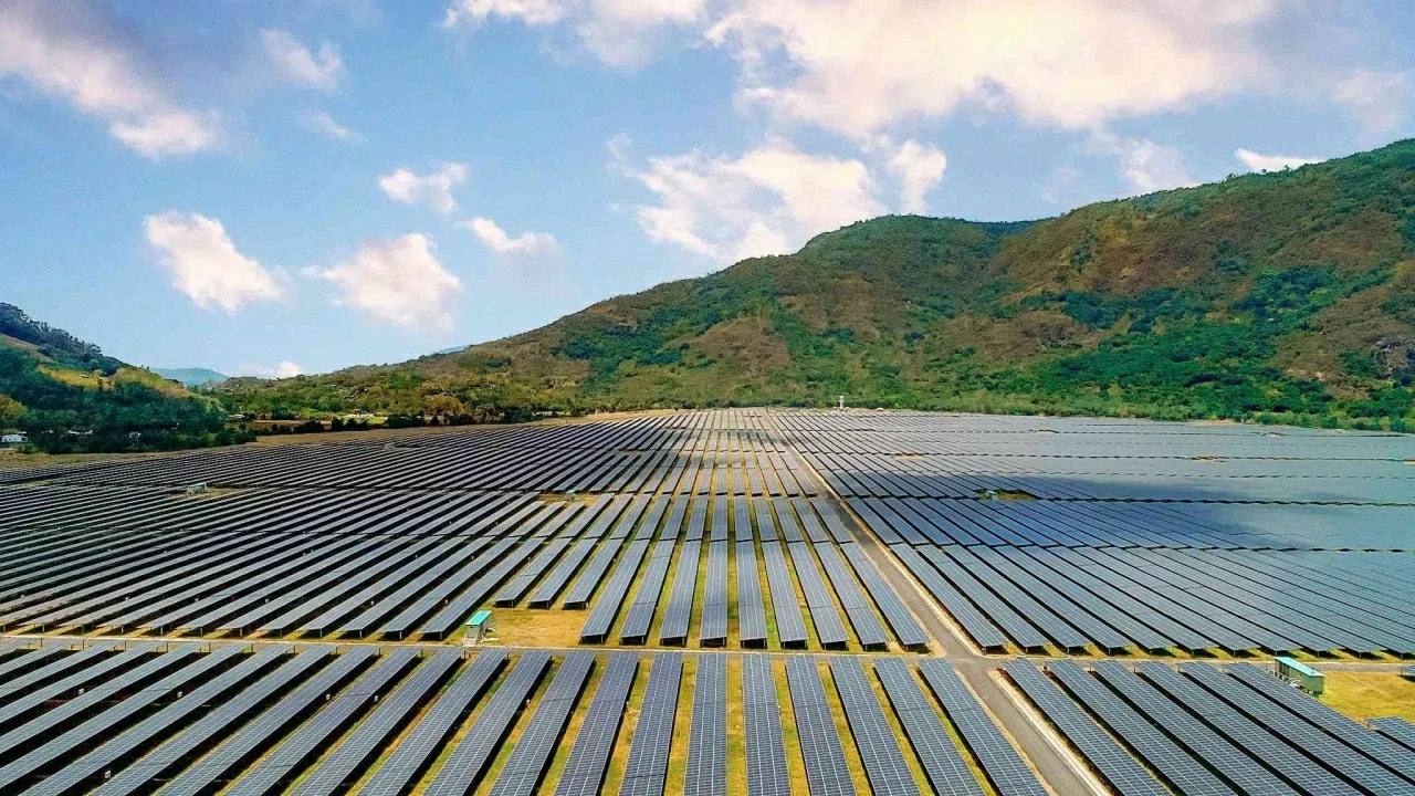Toàn cảnh Nhà máy điện mặt trời Sao Mai 210 MWp (An Giang), biểu tượng của sự kết hợp thành công giữa năng lượng sạch và du lịch sinh thái (An Hảo Solar Farm), nền tảng cho các bước tiến vươn tầm quốc tế của Tập đoàn.