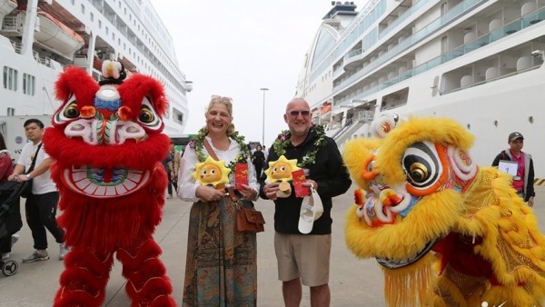 Welcoming 2 super yachts, nearly 2,500 international tourists arrive on New Year's Day, affirming Quang Ninh's tourism appeal