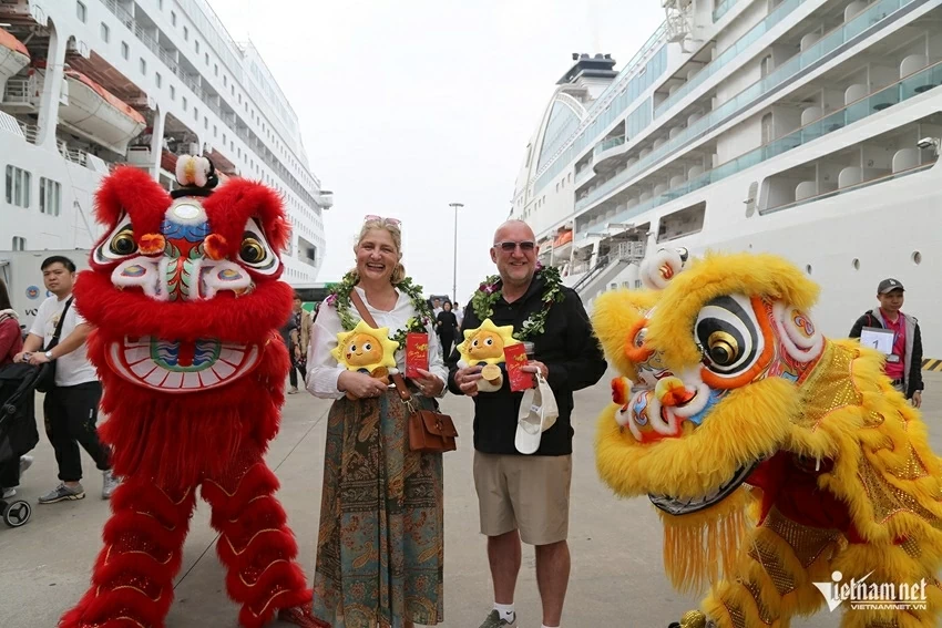 Welcoming 2 super yachts, nearly 2,500 international tourists arrive on New Year's Day, affirming Quang Ninh's tourism appeal