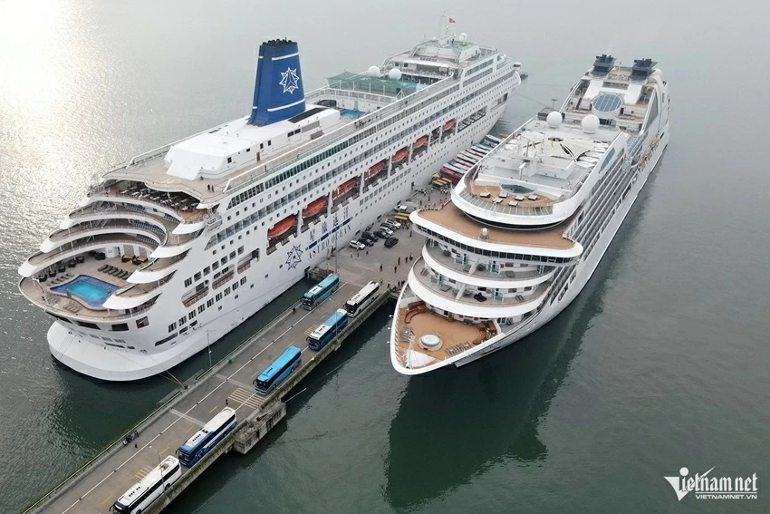 Welcoming 2 super yachts, nearly 2,500 international tourists arrive on New Year's Day, affirming Quang Ninh's tourism appeal