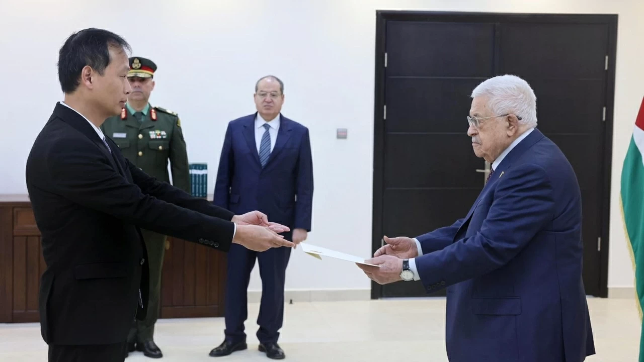 Ambassador Nguyen Nam Duong presents Credentials to President of the State of Palestine Mahmoud Abbas