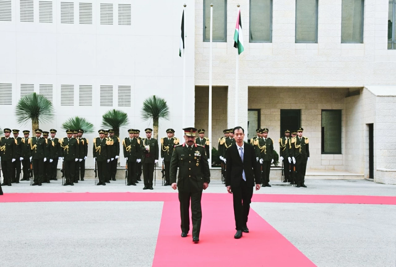 Ambassador Nguyen Nam Duong presents Credentials to President of the State of Palestine Mahmoud Abbas