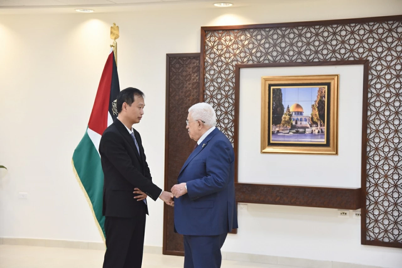 Ambassador Nguyen Nam Duong presents Credentials to President of the State of Palestine Mahmoud Abbas