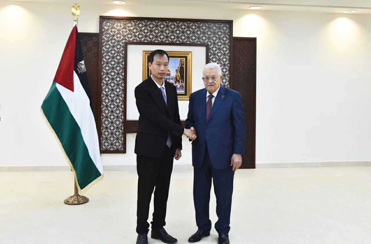 Ambassador Nguyen Nam Duong presents Credentials to President of the State of Palestine Mahmoud Abbas