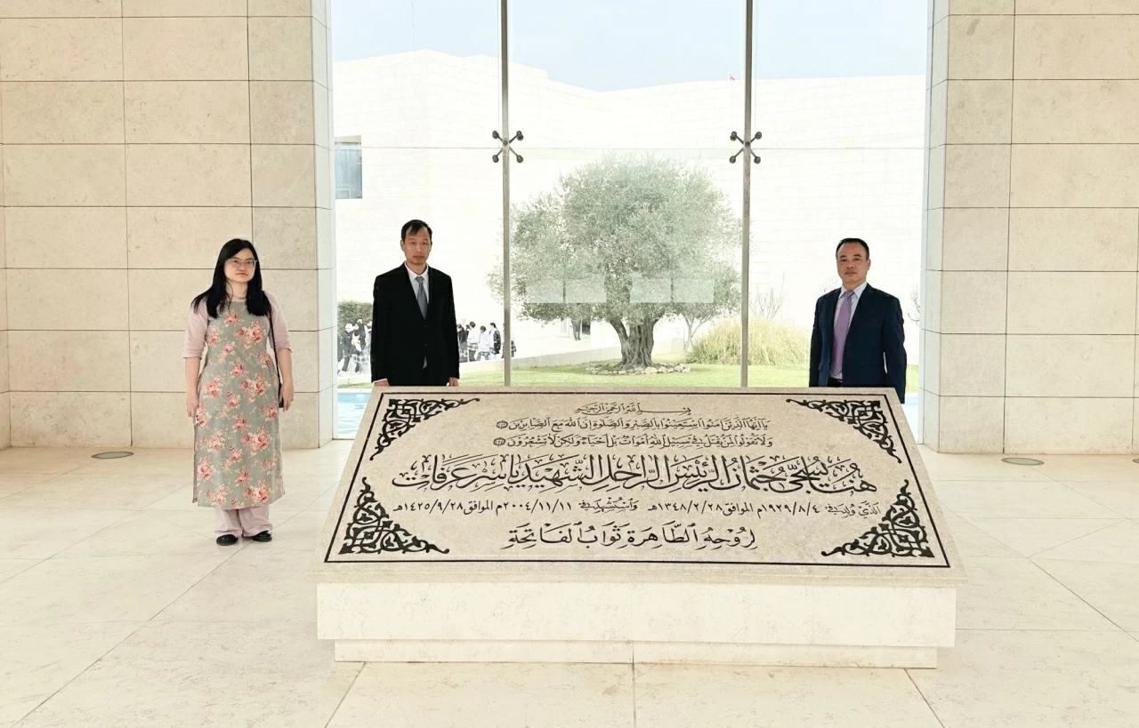 Ambassador Nguyen Nam Duong presents Credentials to President of the State of Palestine Mahmoud Abbas