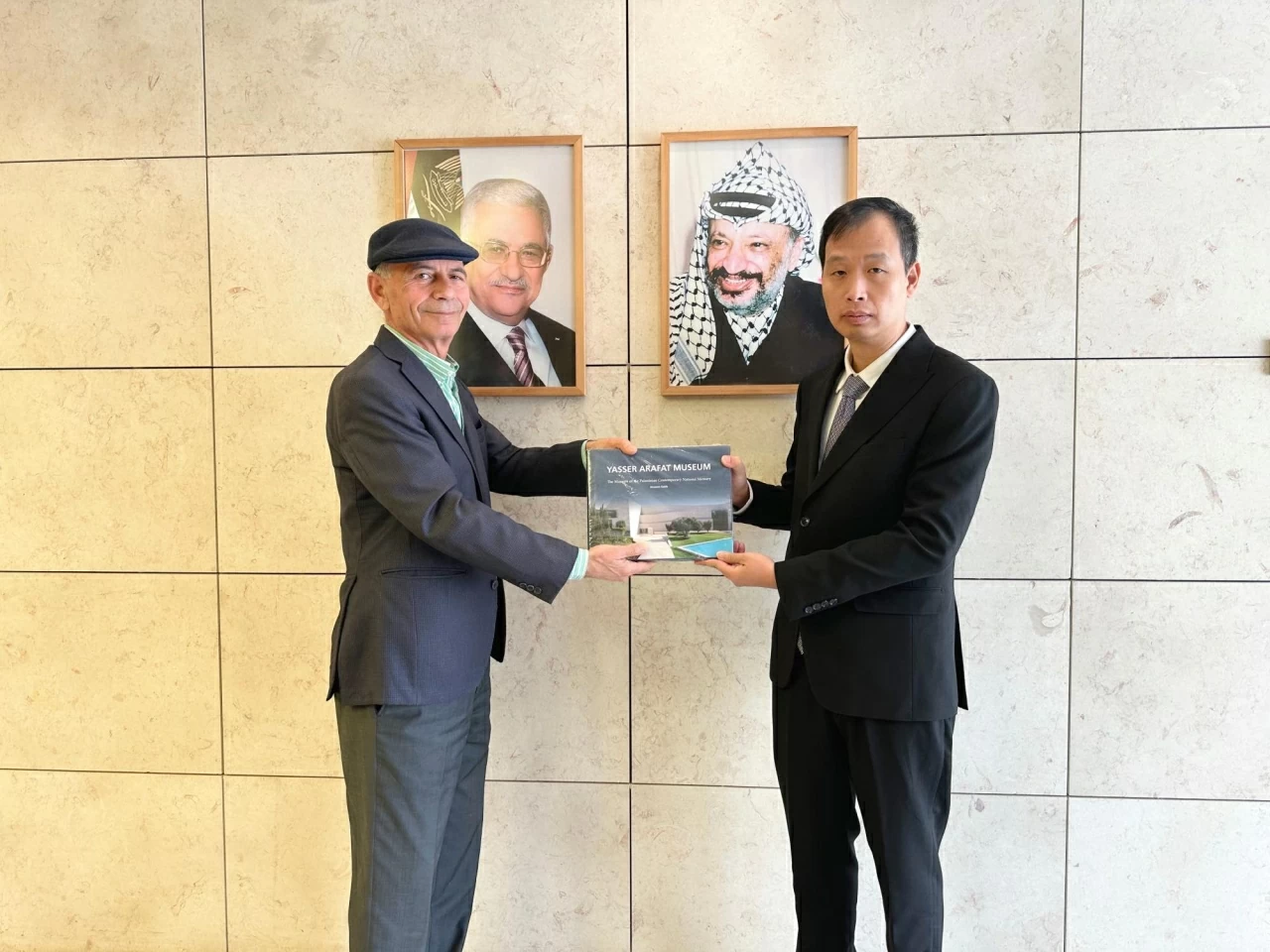 Ambassador Nguyen Nam Duong presents Credentials to President of the State of Palestine Mahmoud Abbas