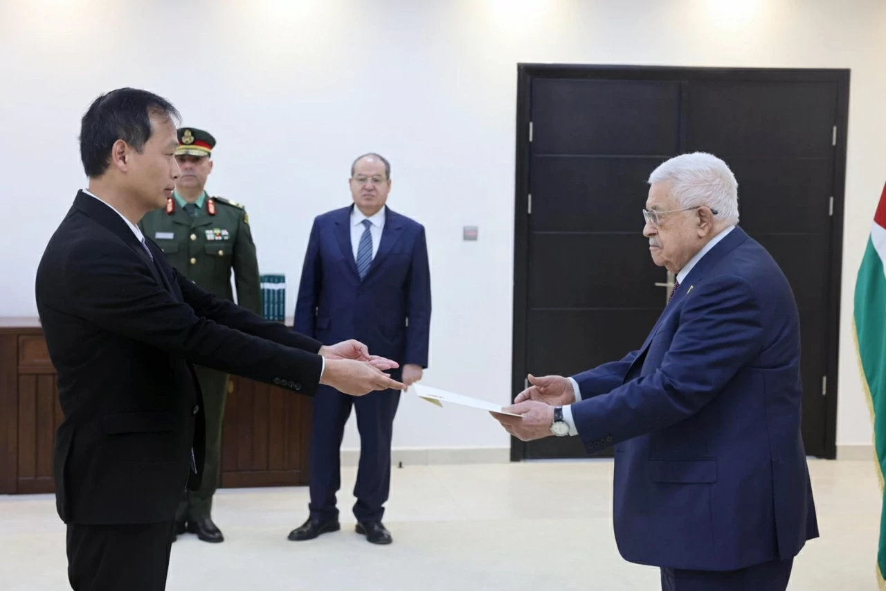Ambassador Nguyen Nam Duong presents Credentials to President of the State of Palestine Mahmoud Abbas