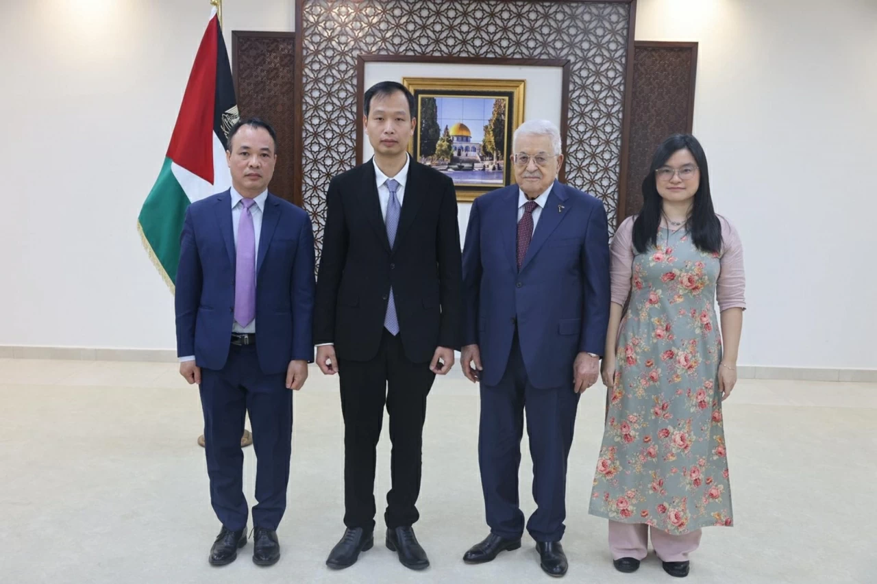 Ambassador Nguyen Nam Duong presents Credentials to President of the State of Palestine Mahmoud Abbas