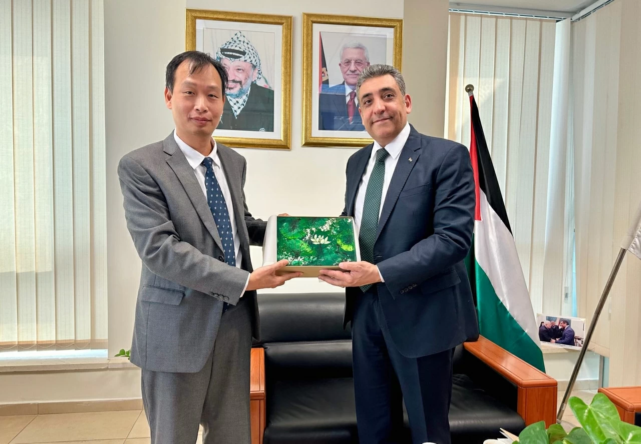 Ambassador Nguyen Nam Duong presents Credentials to President of the State of Palestine Mahmoud Abbas