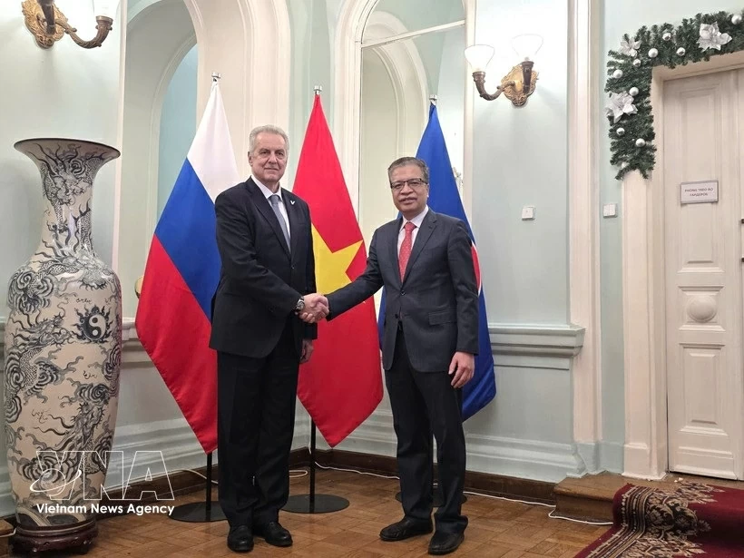 Ambassador Dang Minh Khoi welcomes Saint Petersburgs Chairman of the Committee for External Relations