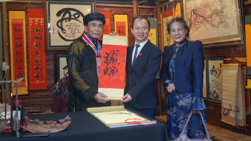 The tradition of requesting calligraphy and the Thang Long spirit of learning