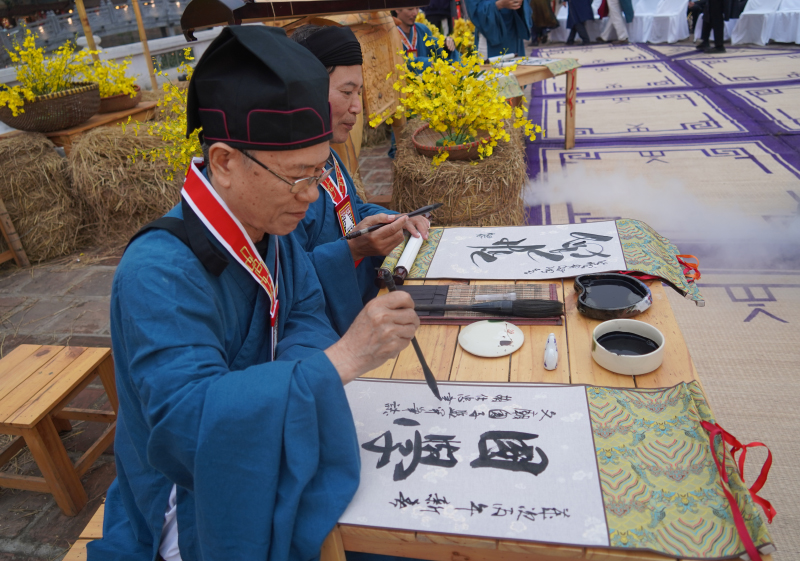 The tradition of requesting calligraphy and the Thang Long spirit of learning