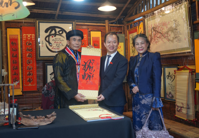 The tradition of requesting calligraphy and the Thang Long spirit of learning