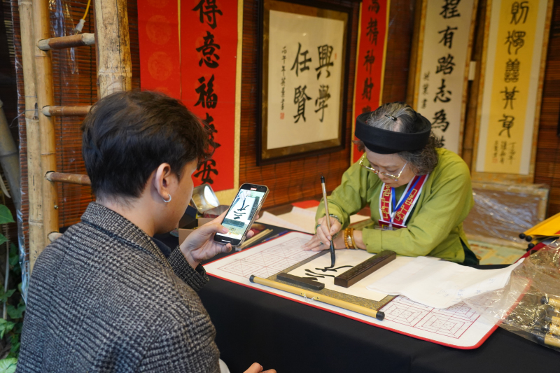 The tradition of requesting calligraphy and the Thang Long spirit of learning