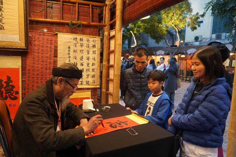 The tradition of requesting calligraphy and the Thang Long spirit of learning