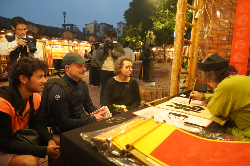 The tradition of requesting calligraphy and the Thang Long spirit of learning