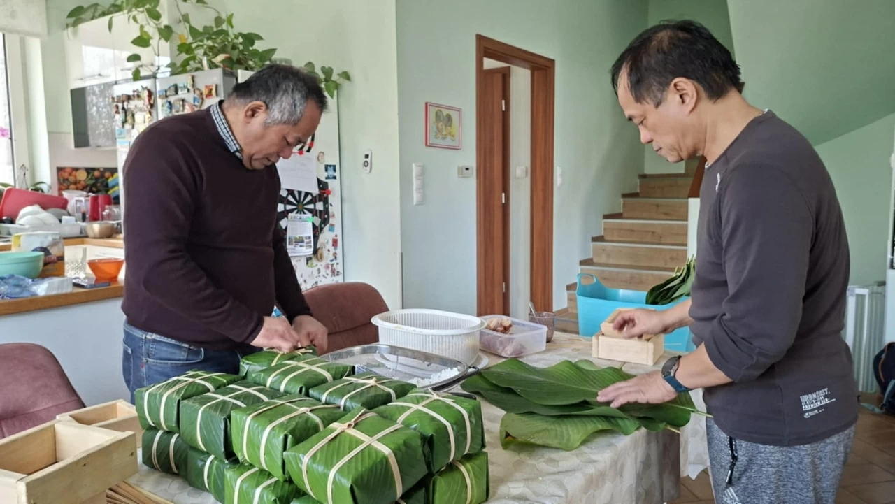 Wrapping banh chung for Tet: A gentle nostalgia for homeland