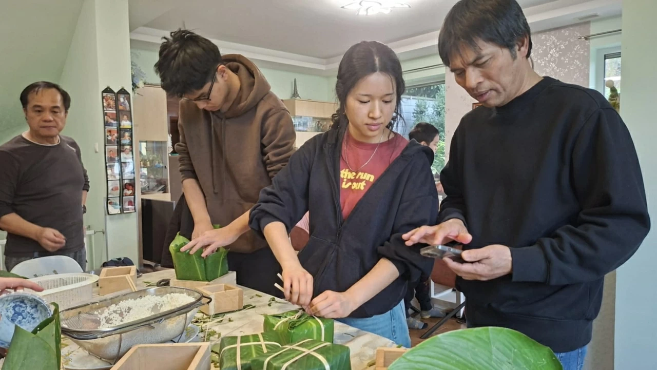 Wrapping banh chung for Tet: A gentle nostalgia for homeland