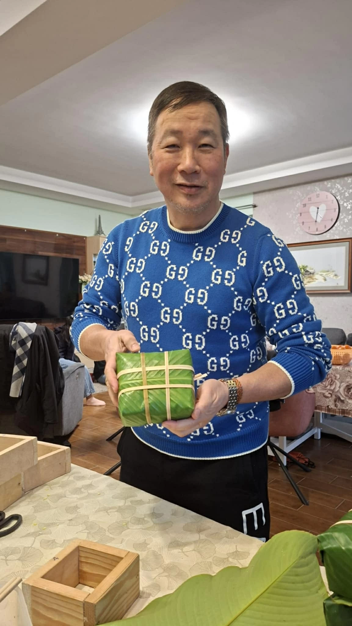 Wrapping banh chung for Tet: A gentle nostalgia for homeland