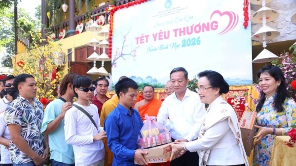 Meaningful Tet gift program at Phat Tich Pagoda in Vientiane capital
