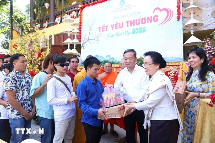 Meaningful Tet gift program at Phat Tich Pagoda in Vientiane capital
