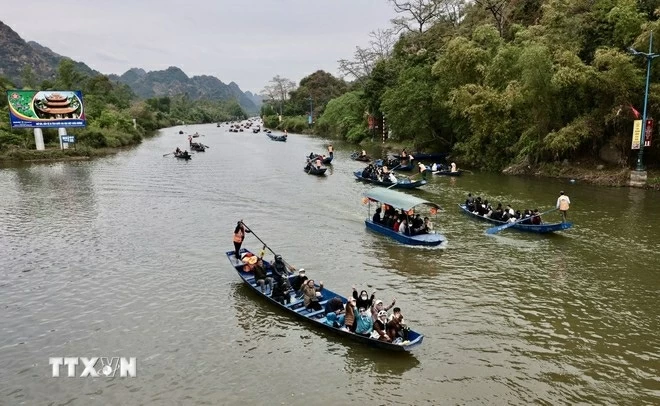 Yen Stream is bustling with boats carrying visitors to celebrate the Huong Pagoda Festival. (Photo: VNA)