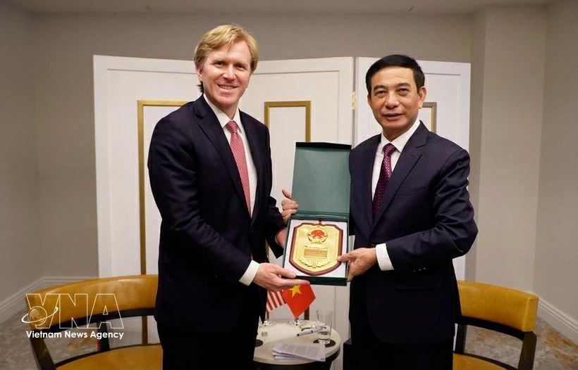 Vietnamese Minister of National Defence receives US Under Secretary of War Vietnamese Minister of National Defence Phan Van Giang receives US Under Secretary of War
