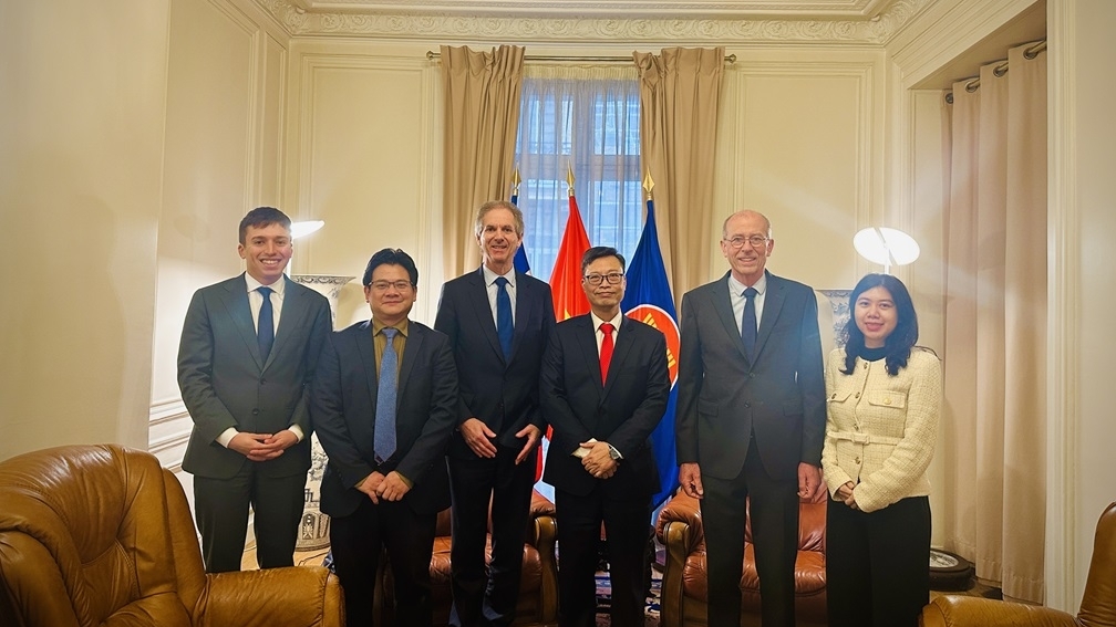 Ambassador Trinh Duc Hai engages with the French Employers' Federation, aims to enhance cooperation