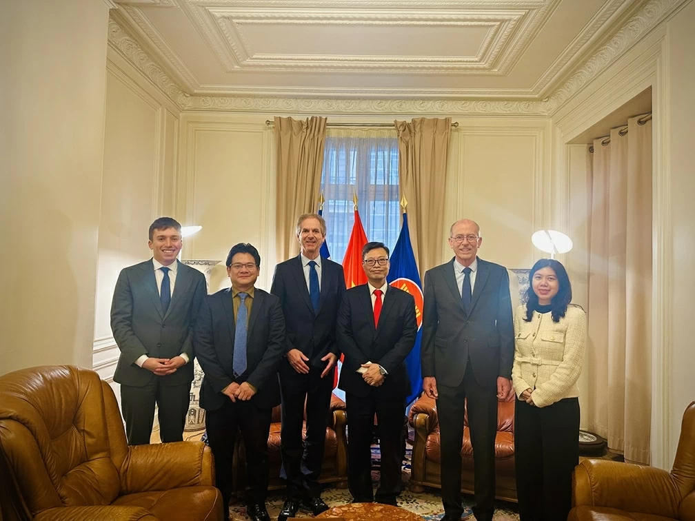Ambassador Trinh Duc Hai engages with the French Employers' Federation, aims to enhance cooperation
