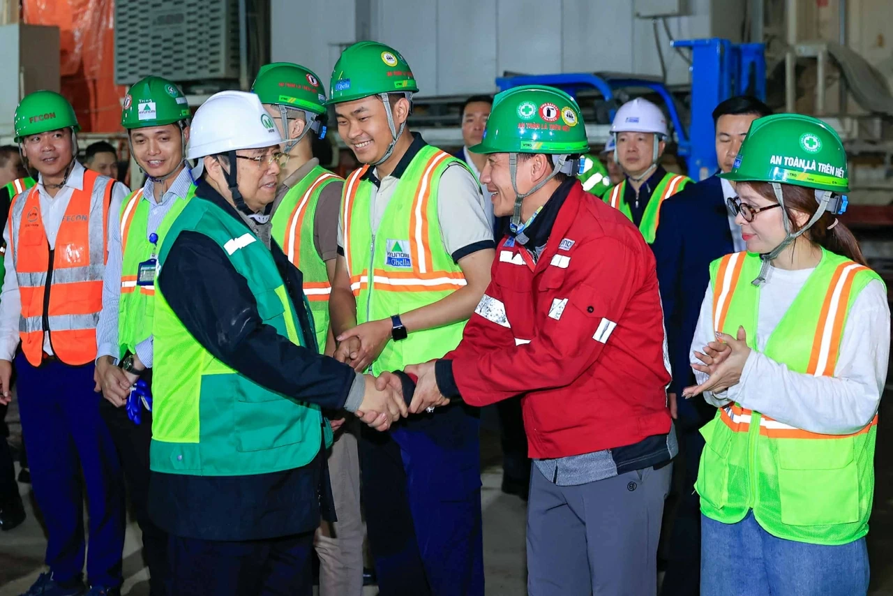 Thủ tướng thăm, kiểm tra và động viên công nhân, kỹ sư thi công tại hầm ga S11 Văn Miếu - Ảnh: VGP/Nhật Bắc