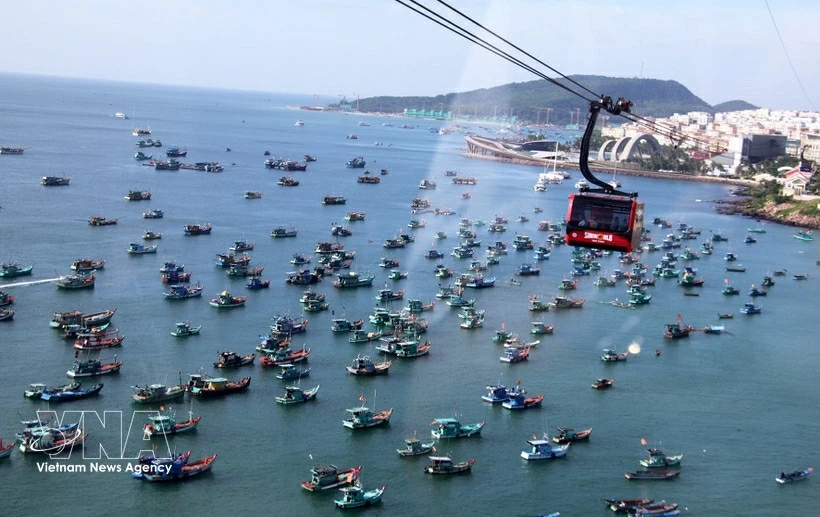 The world’s longest sea-crossing cable car to Hon Thom Island in the Phu Quoc special zone. The world’s longest sea-crossing cable car to Hon Thom Island in the Phu Quoc special zone.