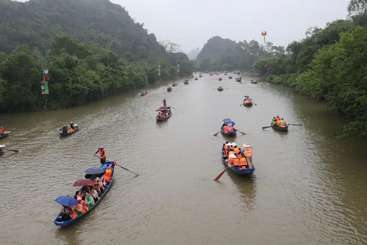 Huong Pagoda Tourism Festival 2026 officially opens, welcoming tens of thousands of visitors