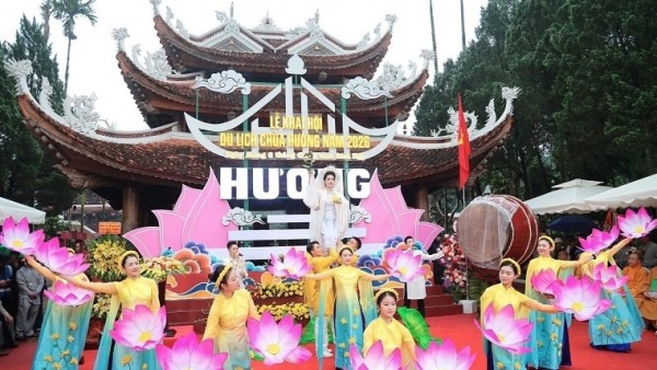 Huong Pagoda Tourism Festival 2026 officially opens, welcoming tens of thousands of visitors