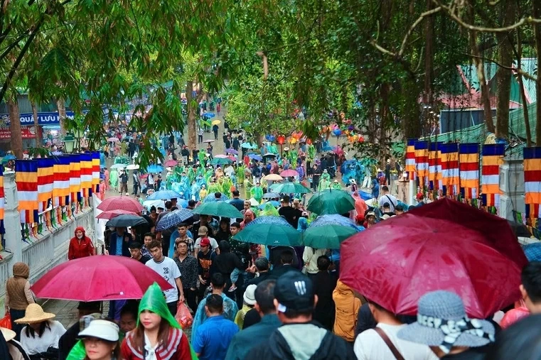 Huong Pagoda Tourism Festival 2026 officially opens, welcoming tens of thousands of visitors