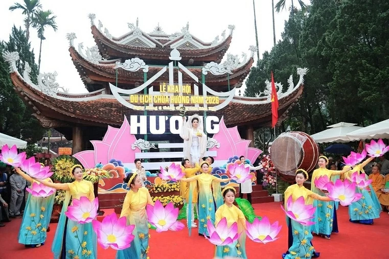 Huong Pagoda Tourism Festival 2026 officially opens, welcoming tens of thousands of visitors