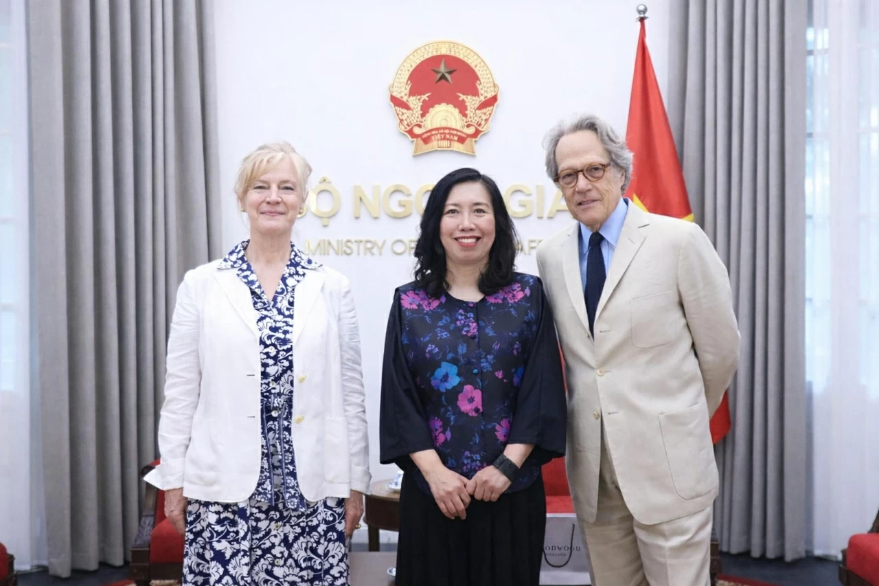 Deputy Foreign Minister Le Thi Thu Hang welcomes the Duke of Richmond and Duchess