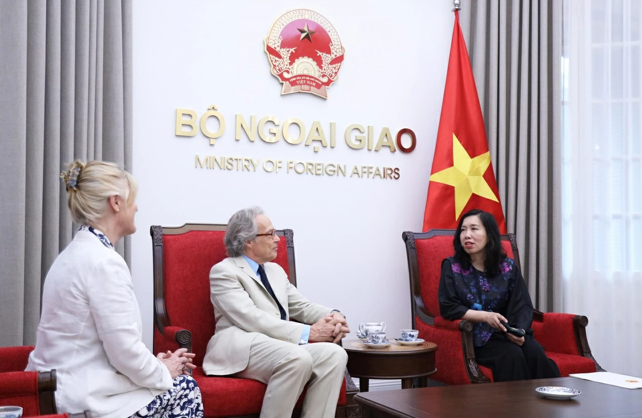 Deputy Foreign Minister Le Thi Thu Hang welcomes the Duke of Richmond and Duchess Deputy Foreign Minister Le Thi Thu Hang welcomes the Duke of Richmond and Duchess
