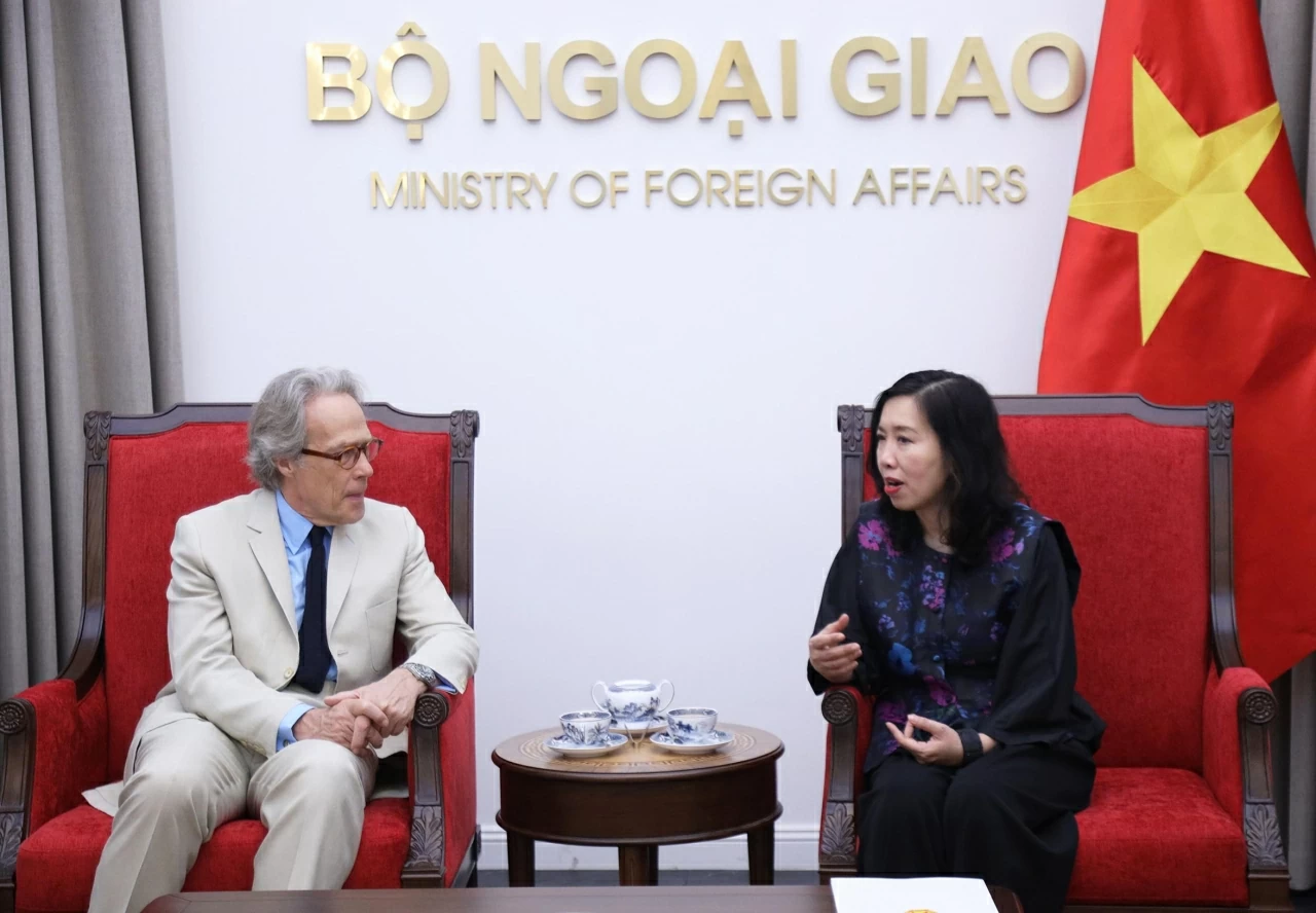 Deputy Foreign Minister Le Thi Thu Hang welcomes the Duke of Richmond and Duchess Deputy Foreign Minister Le Thi Thu Hang welcomes the Duke of Richmond and Duchess