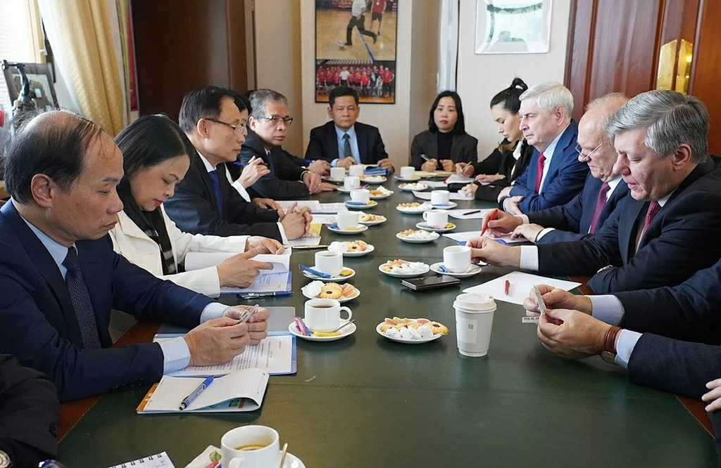 Special Envoy of General Secretary To Lam meets with leaders of Russian parties in Moscow