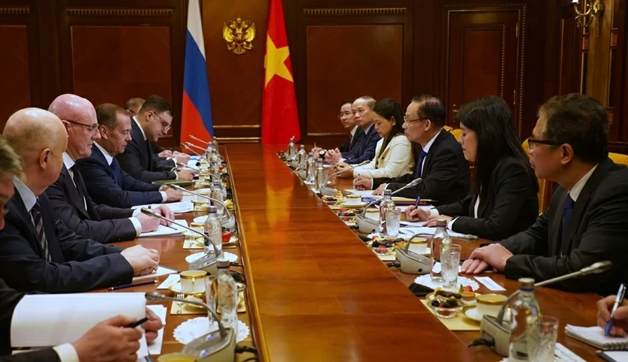 Special Envoy of General Secretary To Lam meets with leaders of Russian parties in Moscow