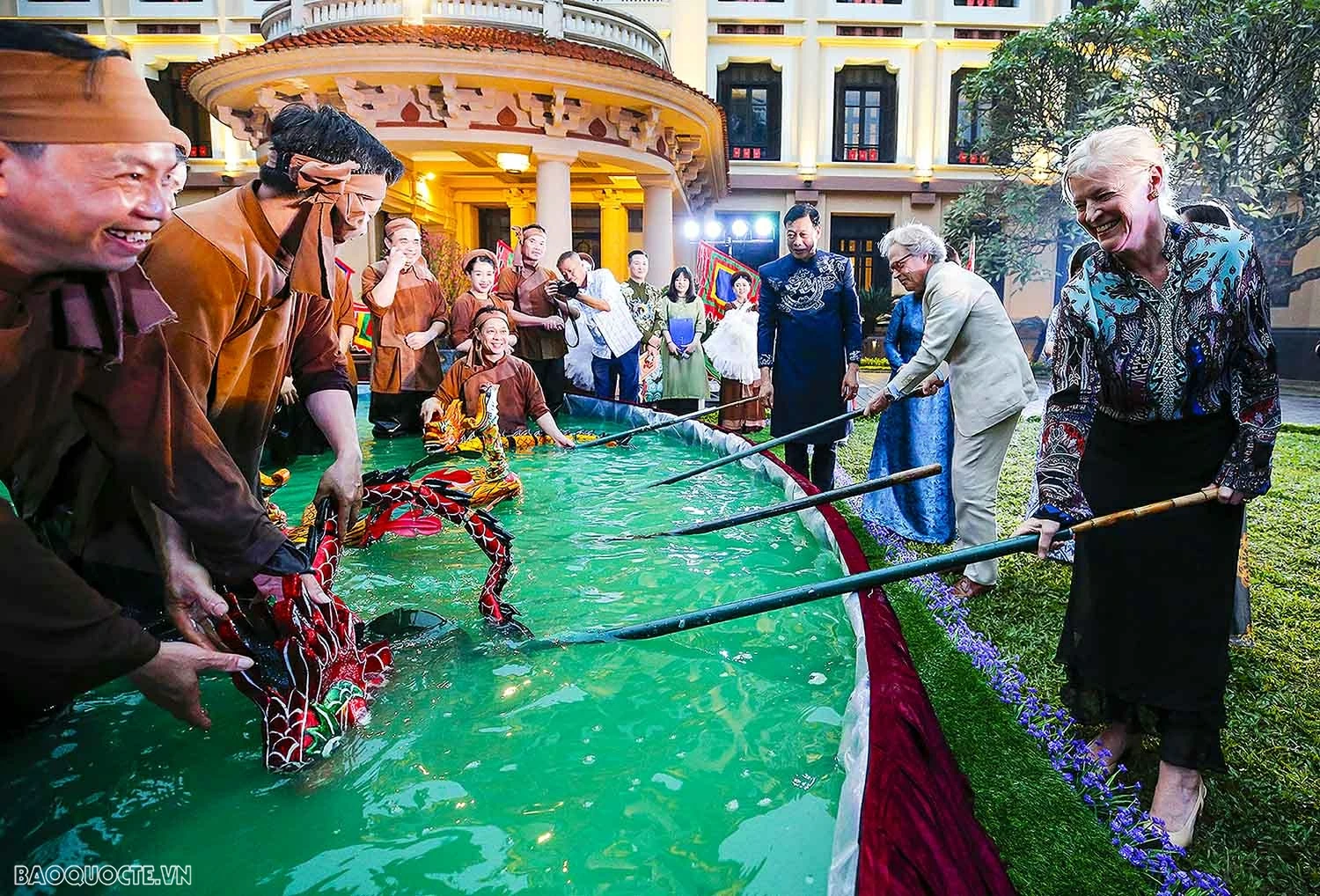 General Secretary's spouse welcomes the Duke of Richmond in Hanoi
