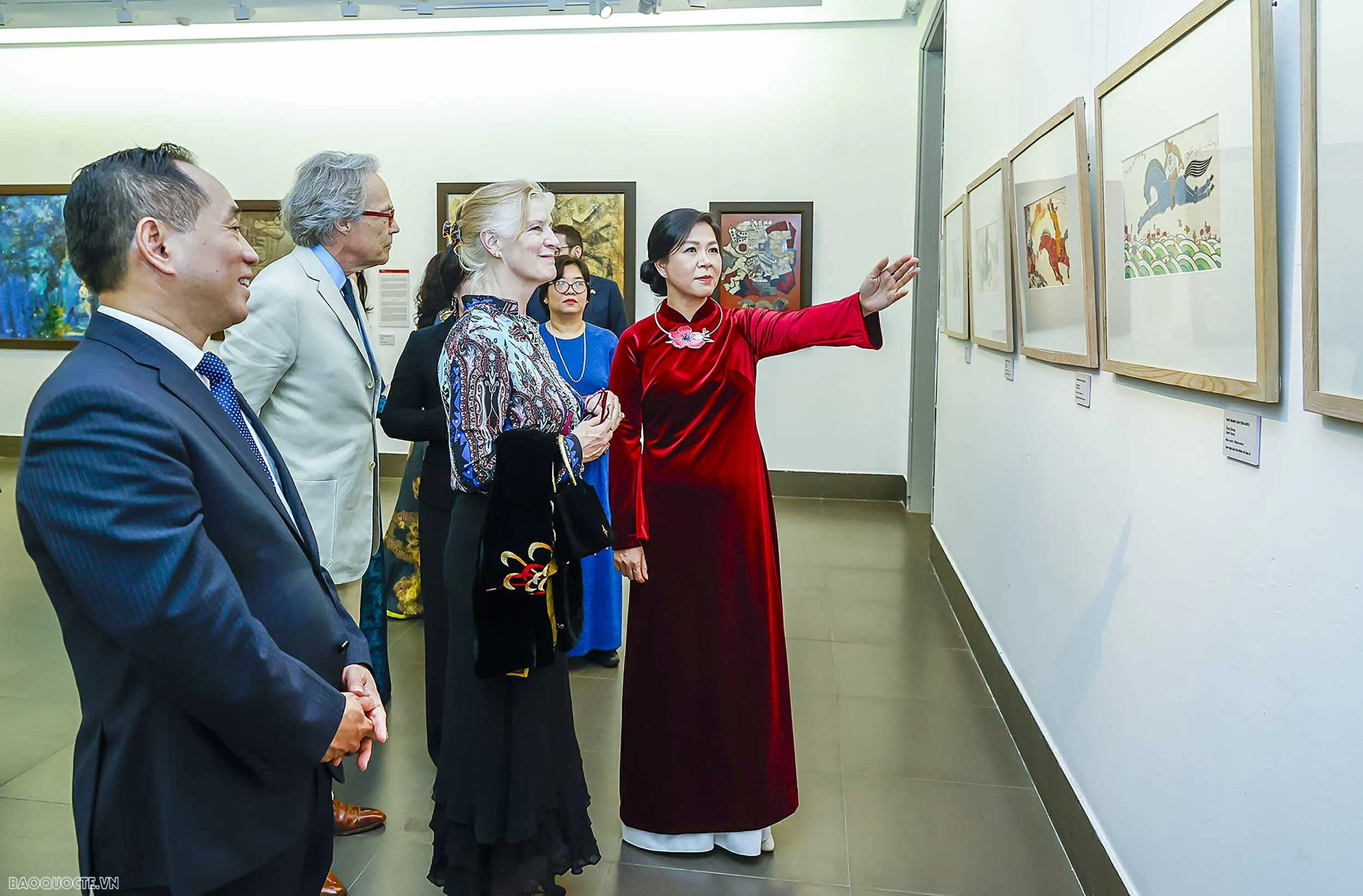 General Secretary's spouse welcomes the Duke of Richmond in Hanoi