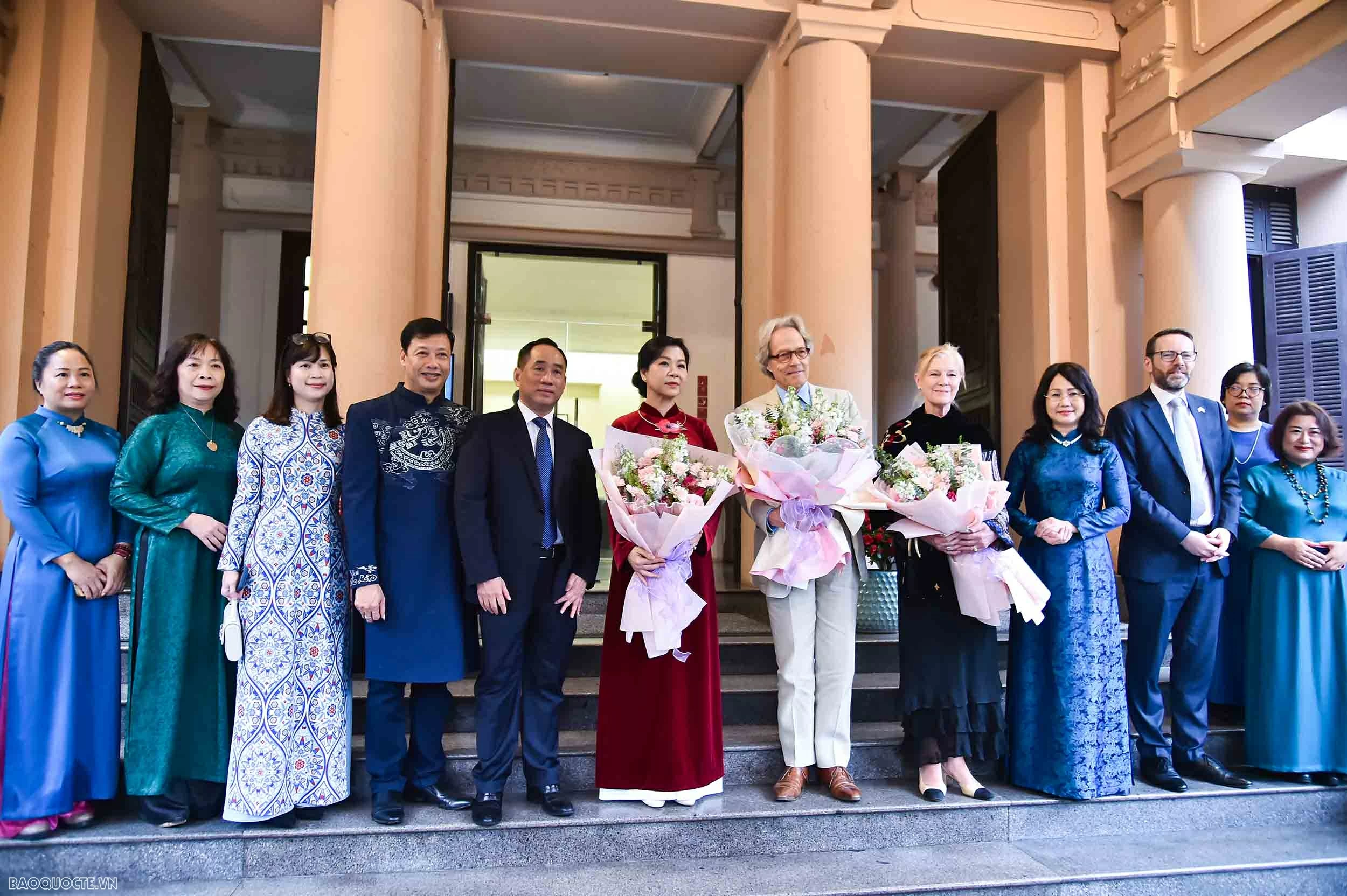 General Secretary's spouse welcomes the Duke of Richmond in Hanoi