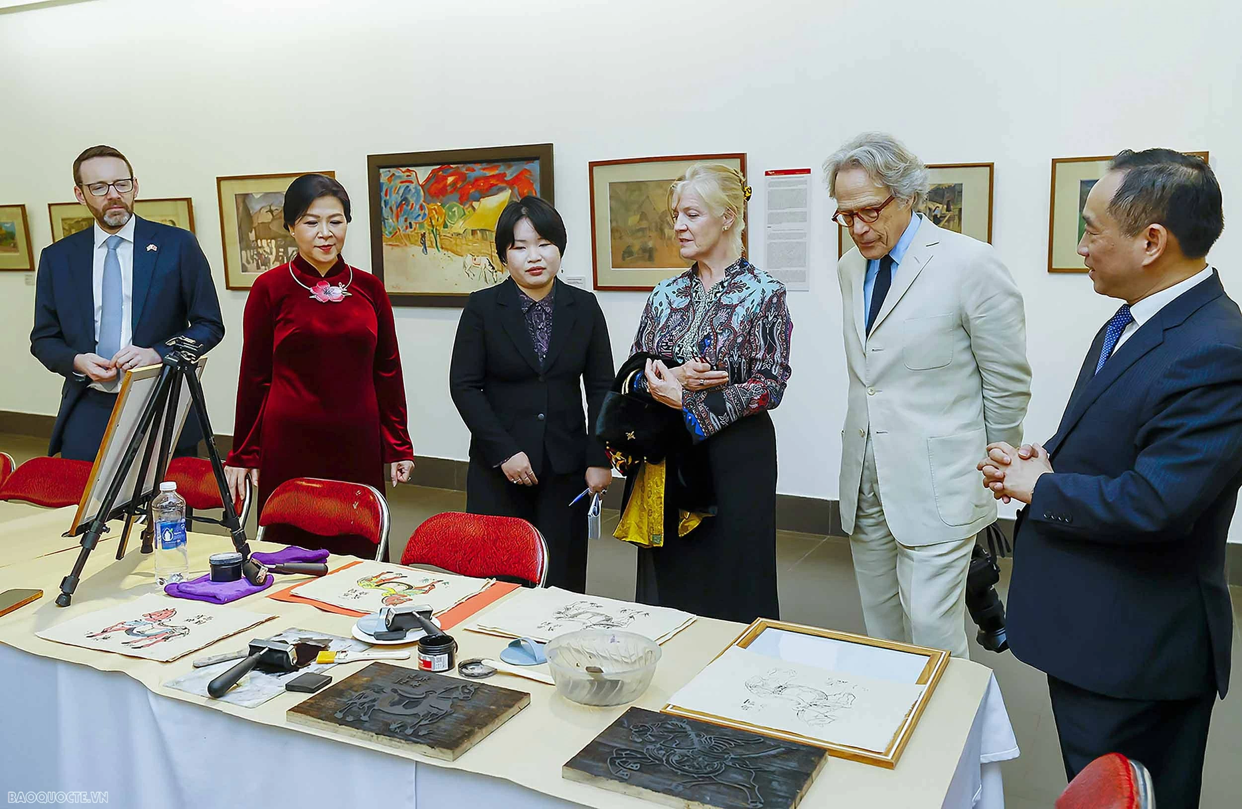 General Secretary's spouse welcomes the Duke of Richmond in Hanoi
