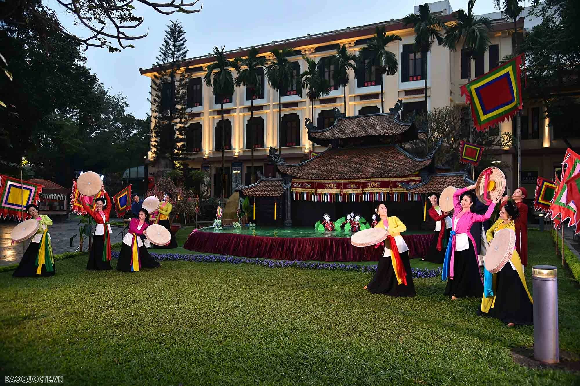 General Secretary's spouse welcomes the Duke of Richmond in Hanoi